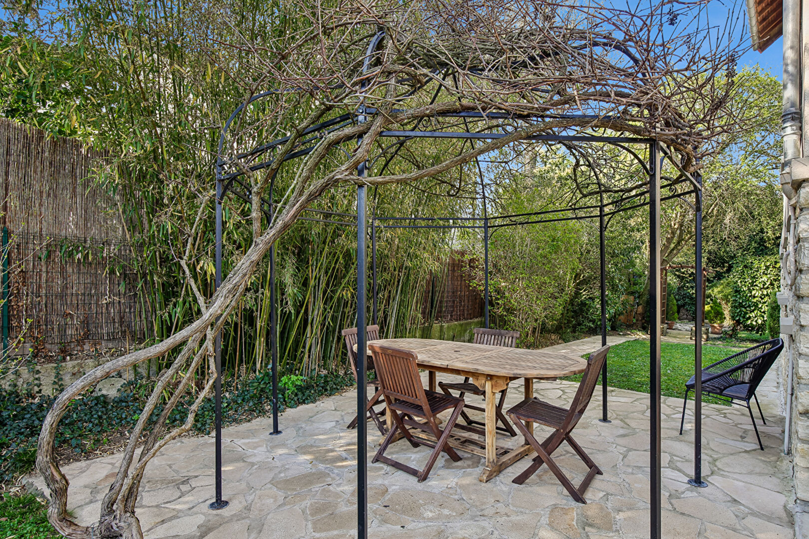 CHATOU BAS 15 MN RER –  MAISON FAMILIALE DE 212 m2  – 5  CHAMBRES – TERRAIN  809 M²