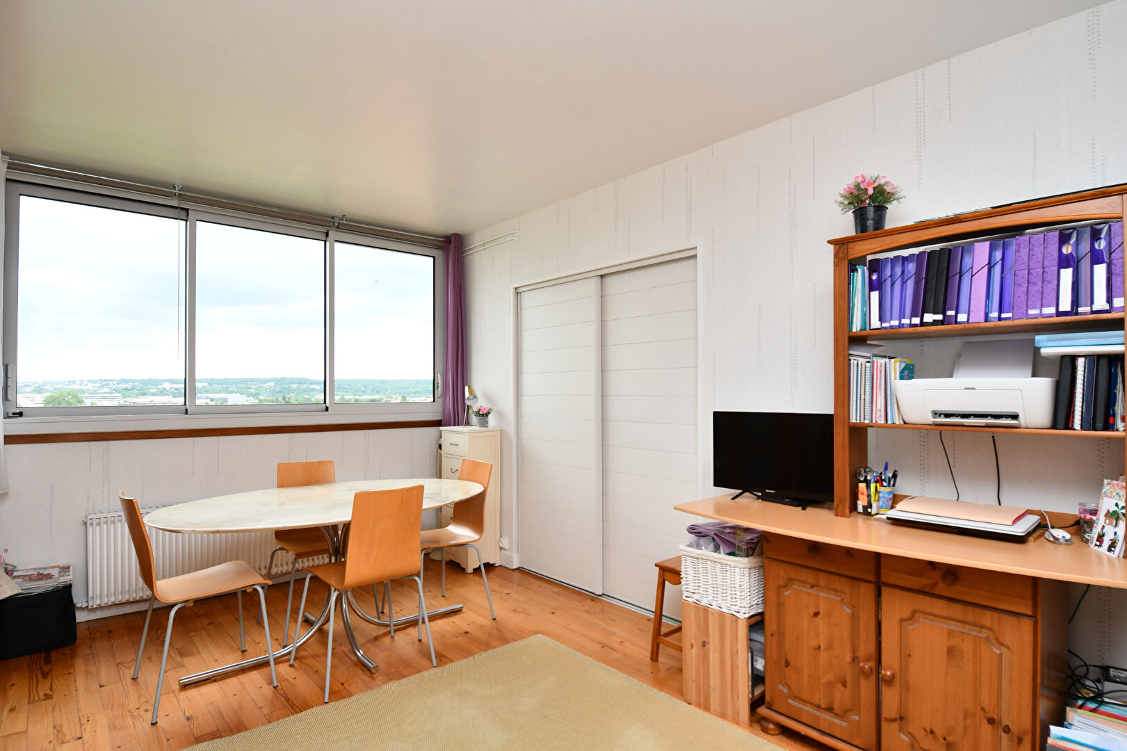 Appartement  situé  à CHATOU de 3 pièces  avec une vue panoramique et un box de 18 m²