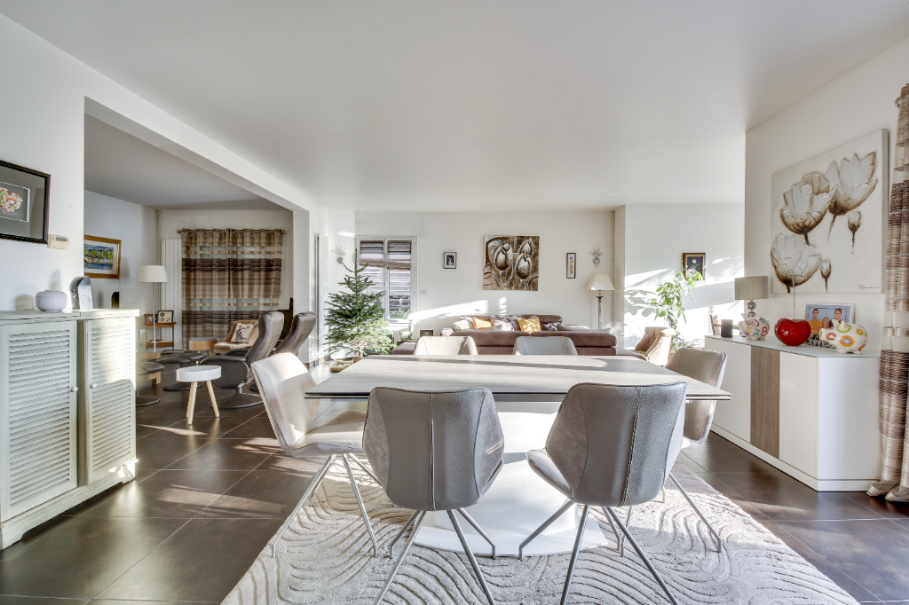 MAISON située à CHATOU à 15 mn du RER  de 185m² sur un terrain de 823 m²