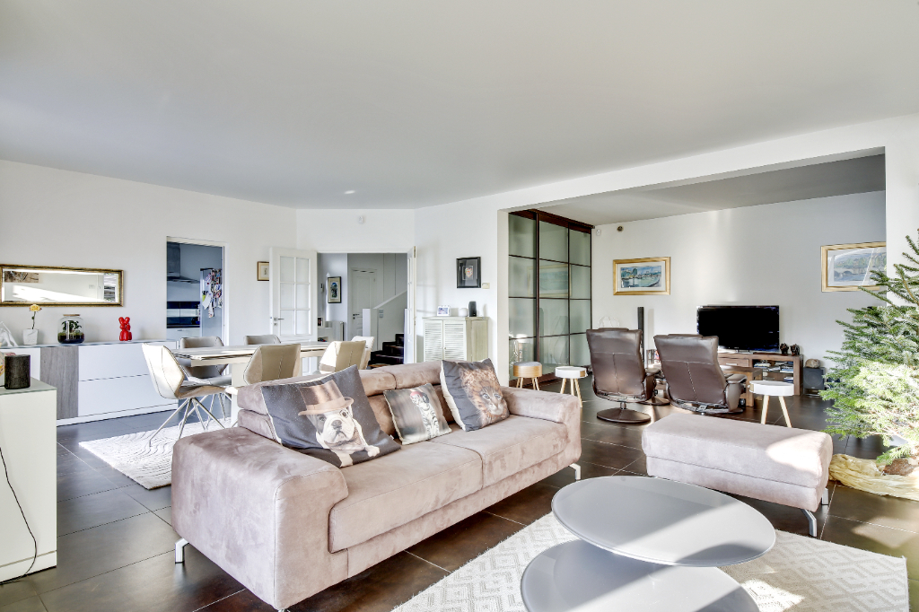 MAISON située à CHATOU à 15 mn du RER  de 185m² sur un terrain de 823 m²