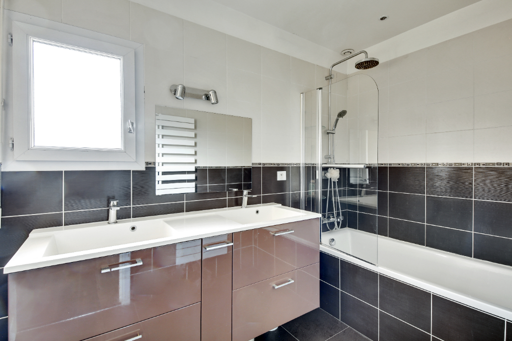 MAISON située à CHATOU à 15 mn du RER  de 185m² sur un terrain de 823 m²