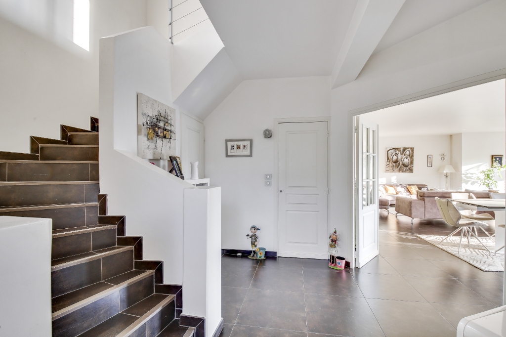MAISON située à CHATOU à 15 mn du RER  de 185m² sur un terrain de 823 m²