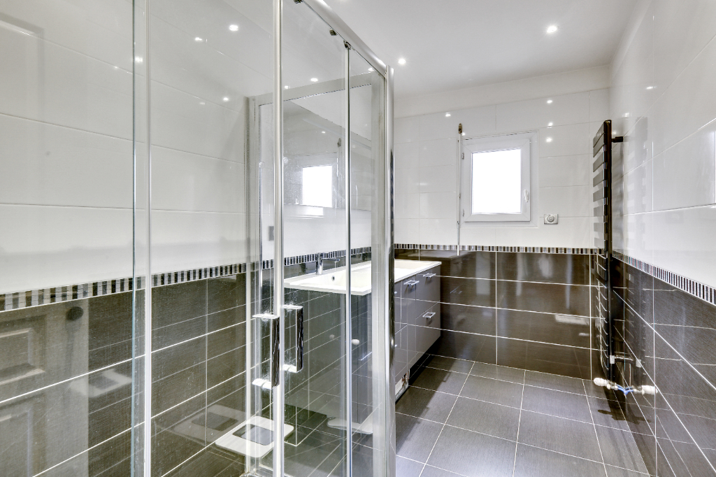 MAISON située à CHATOU à 15 mn du RER  de 185m² sur un terrain de 823 m²
