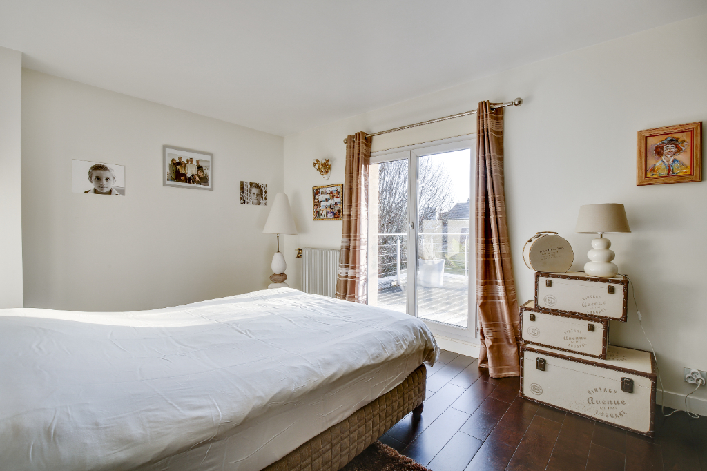 MAISON située à CHATOU à 15 mn du RER  de 185m² sur un terrain de 823 m²