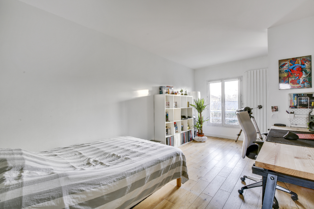 MAISON située à CHATOU à 15 mn du RER  de 185m² sur un terrain de 823 m²