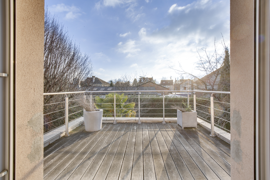 MAISON située à CHATOU à 15 mn du RER  de 185m² sur un terrain de 823 m²