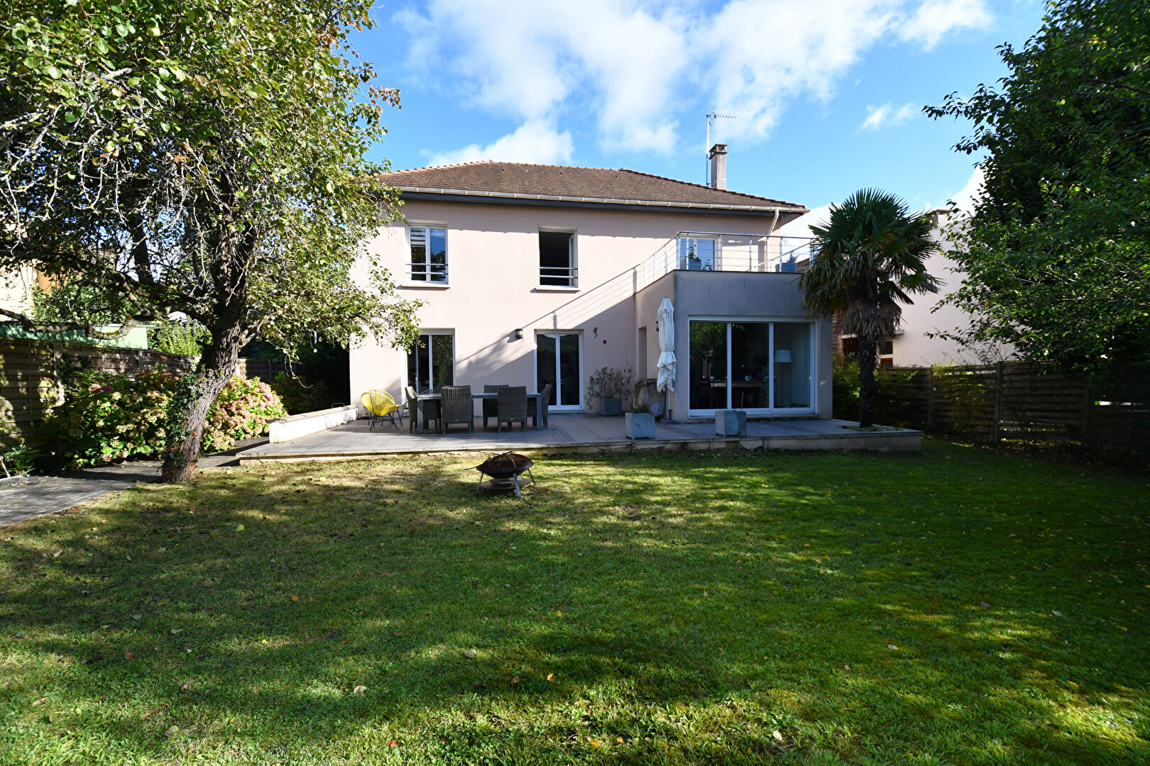 MAISON située à CHATOU à 15 mn du RER  de 185m² sur un terrain de 823 m²