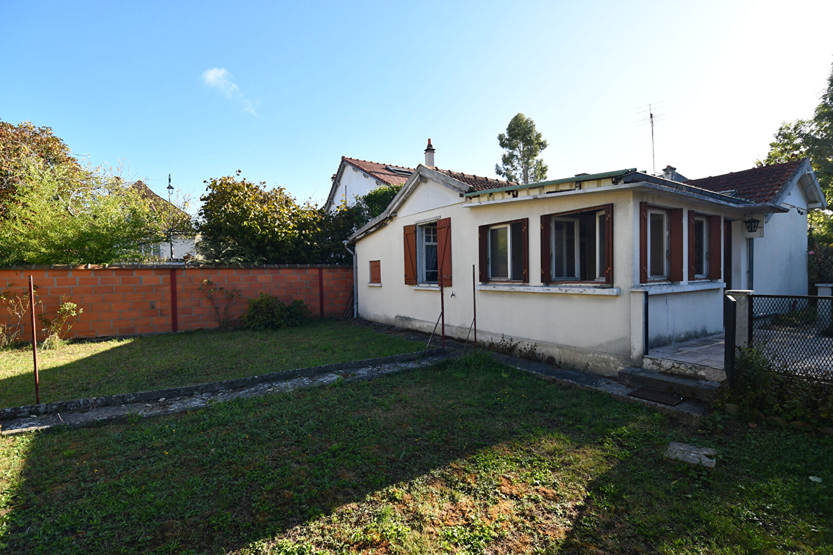 Maison  avec un projet d’agrandissement et une dépendance aménagée sur un terrain de 714 m²
