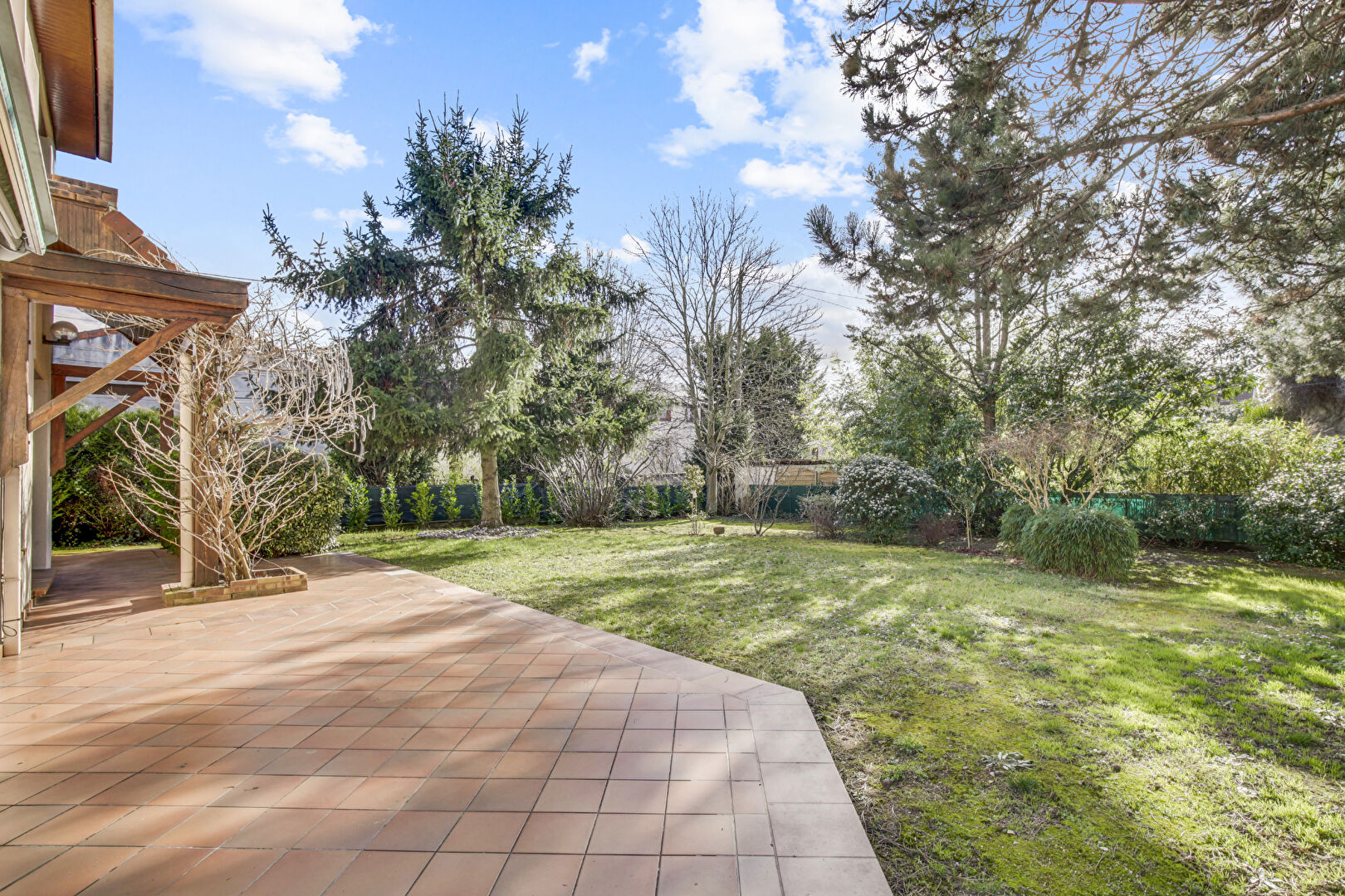 Maison située à Chatou avec 5 chambres de 204.m2 sur un terrain de 951 m²