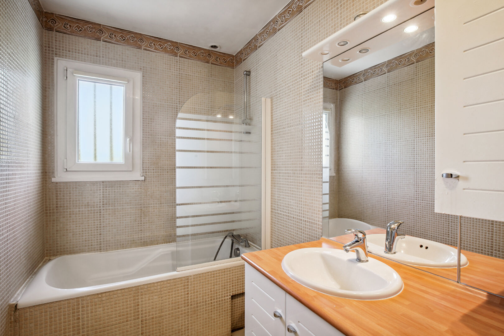 MAISON située à MONTESSON  en lisière de CHATOU de 150 m2 au sol sur 459 m² de terrain