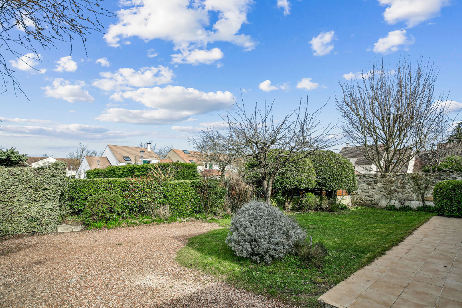 MAISON située à MONTESSON  en lisière de CHATOU de 150 m2 au sol sur 459 m² de terrain