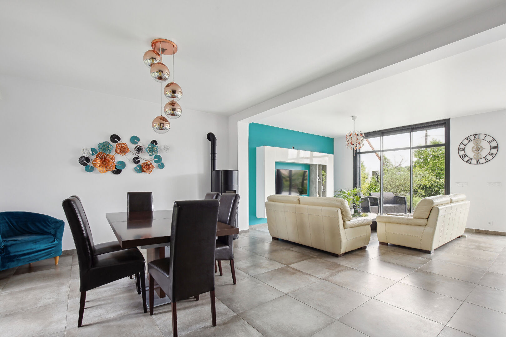 Maison contemporaine de 2018  –  207  m²  avec  de belles prestations, lumineuse sur un terrain de 722 m²