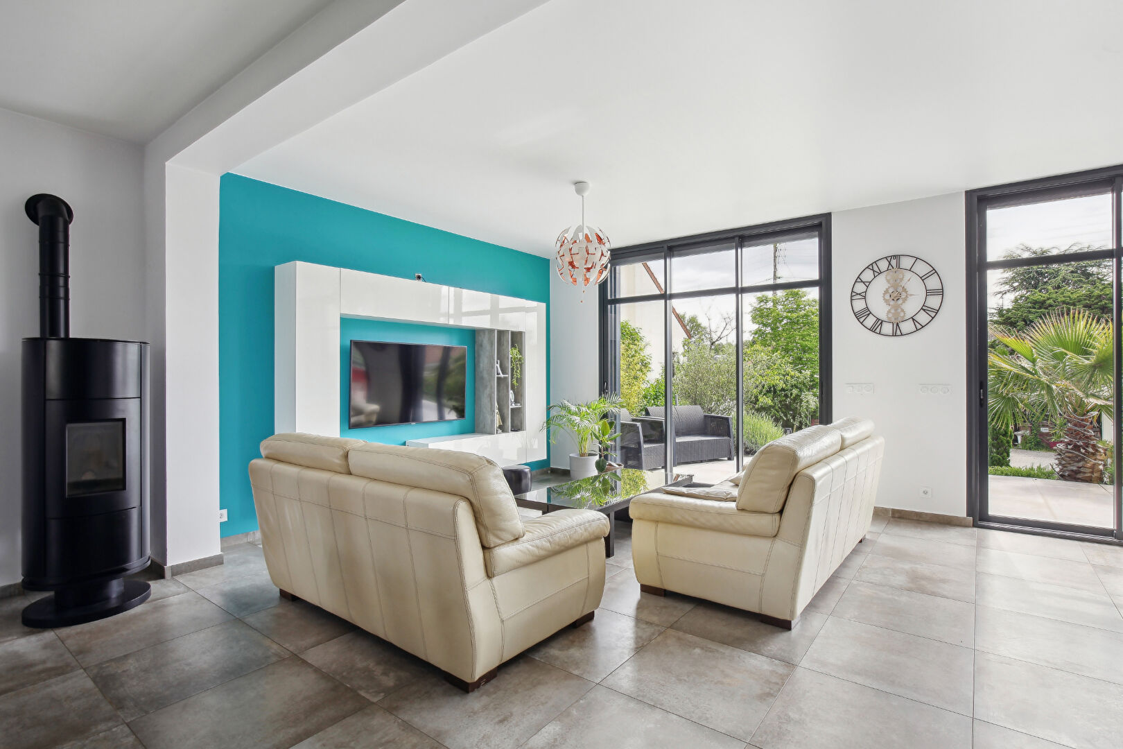 Maison contemporaine de 2018  –  207  m²  avec  de belles prestations, lumineuse sur un terrain de 722 m²