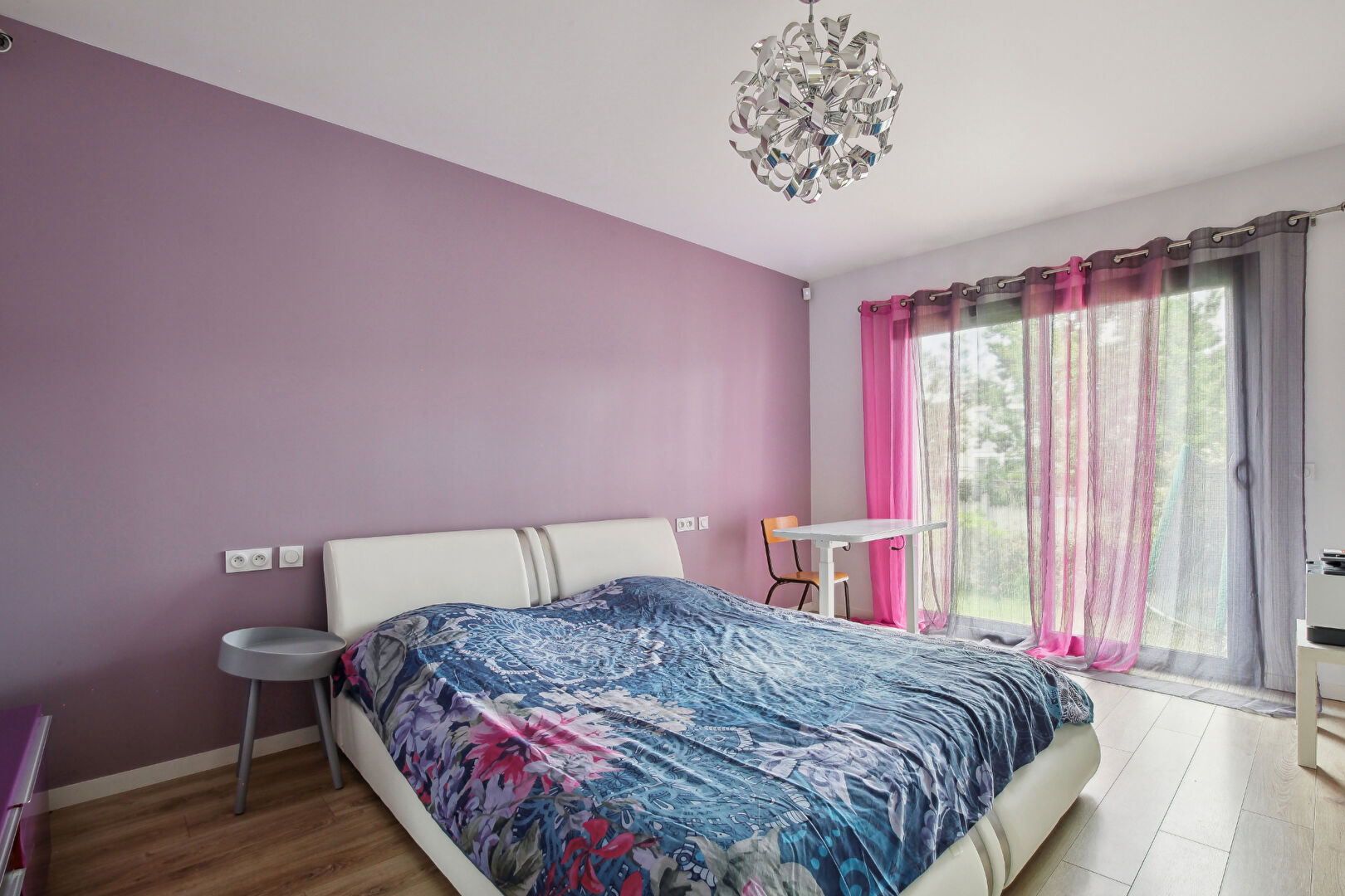 Maison contemporaine de 2018  –  207  m²  avec  de belles prestations, lumineuse sur un terrain de 722 m²