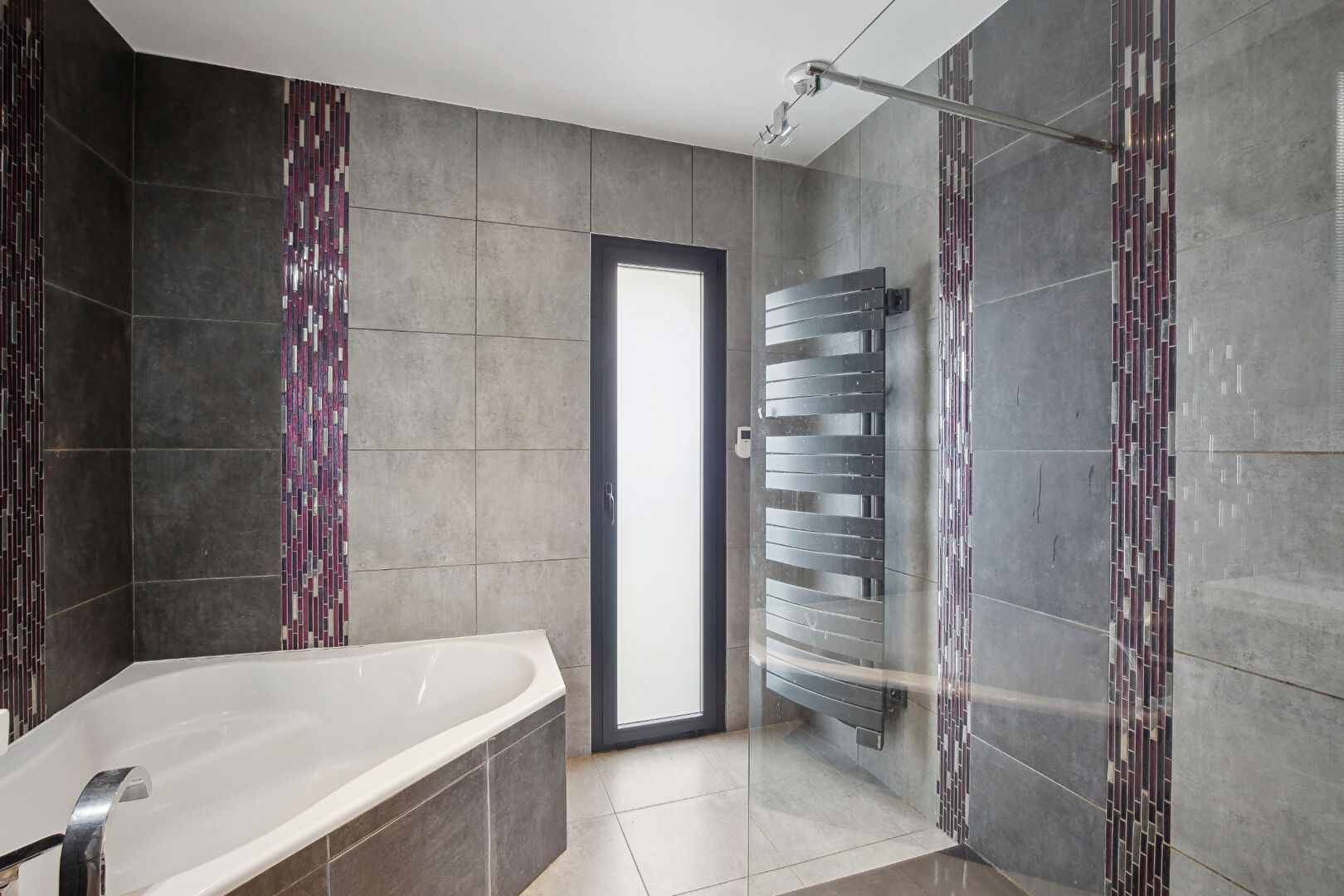 Maison contemporaine de 2018  –  207  m²  avec  de belles prestations, lumineuse sur un terrain de 722 m²