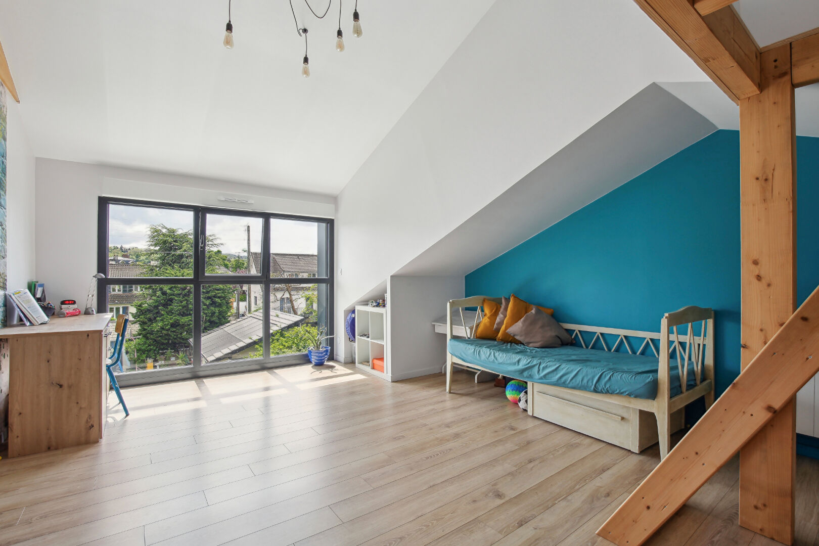 Maison contemporaine de 2018  –  207  m²  avec  de belles prestations, lumineuse sur un terrain de 722 m²