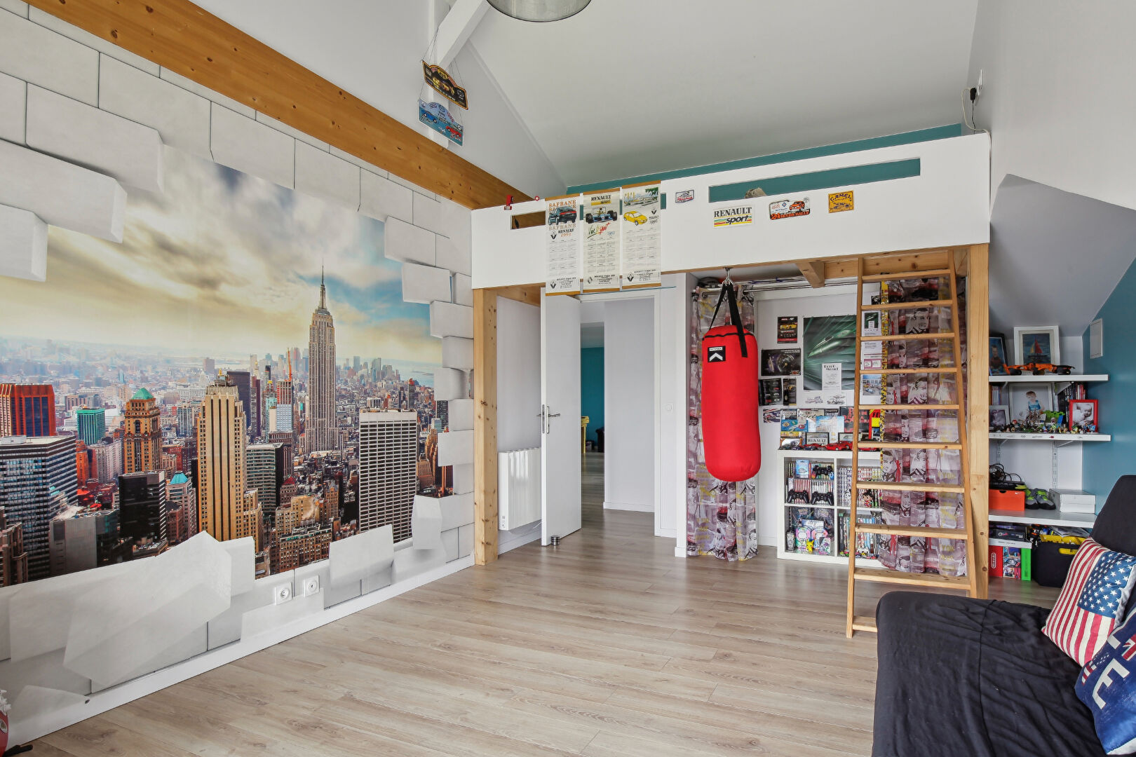 Maison contemporaine de 2018  –  207  m²  avec  de belles prestations, lumineuse sur un terrain de 722 m²