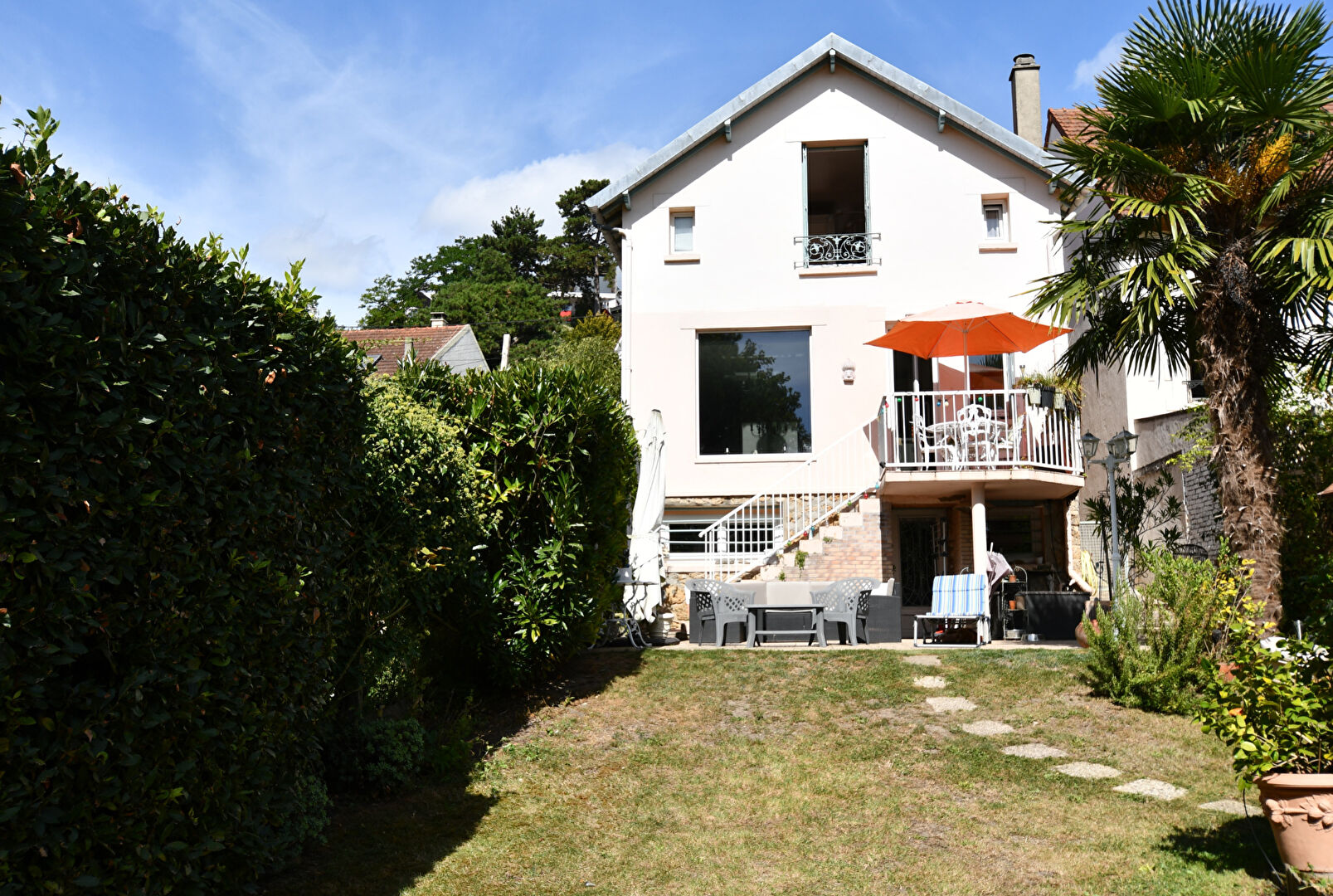 Chatou charmante  maison lumineuse  de 124 m²  au sol avec 3 chambres sur un terrain de 318 m² avec lumière et vue Seine