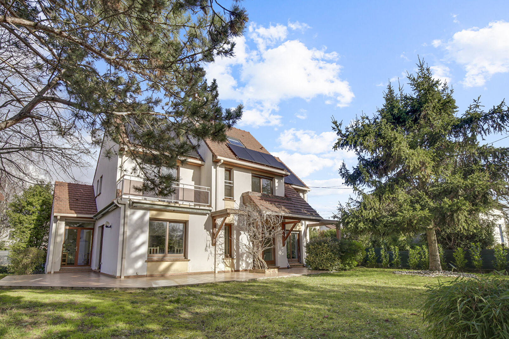 Maison située à Chatou avec 5 chambres de 204.m2 sur un terrain de 951 m²