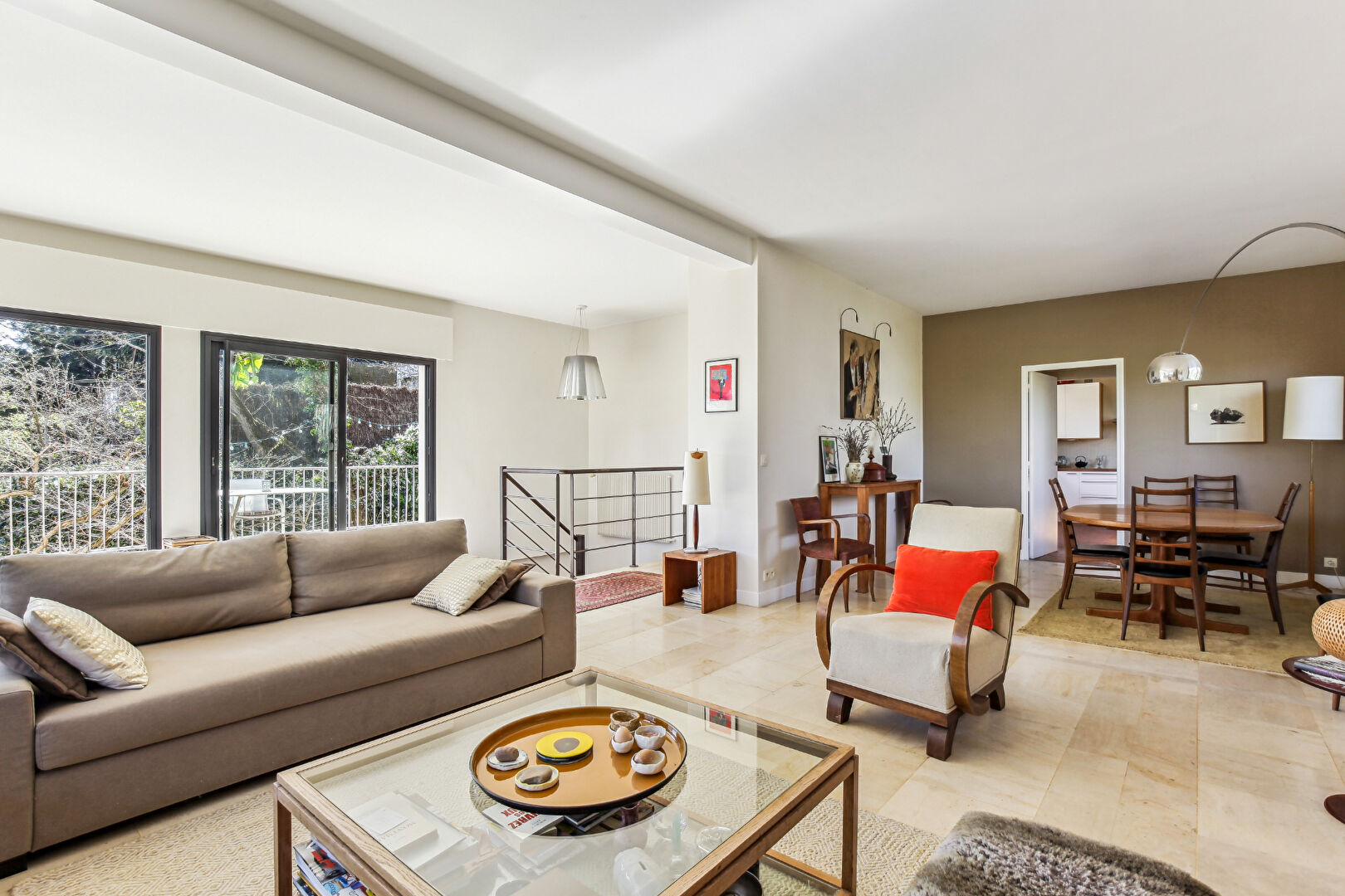 Maison d’architecte située à CHATOU avec 4 chambres de 184 m2 sur 914 M² de terrain à 11 mn du RER