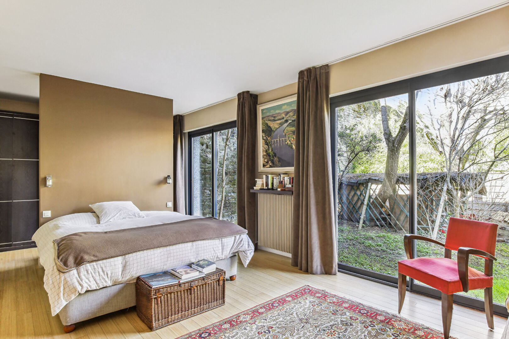 Maison d’architecte située à CHATOU avec 4 chambres de 184 m2 sur 914 M² de terrain à 11 mn du RER