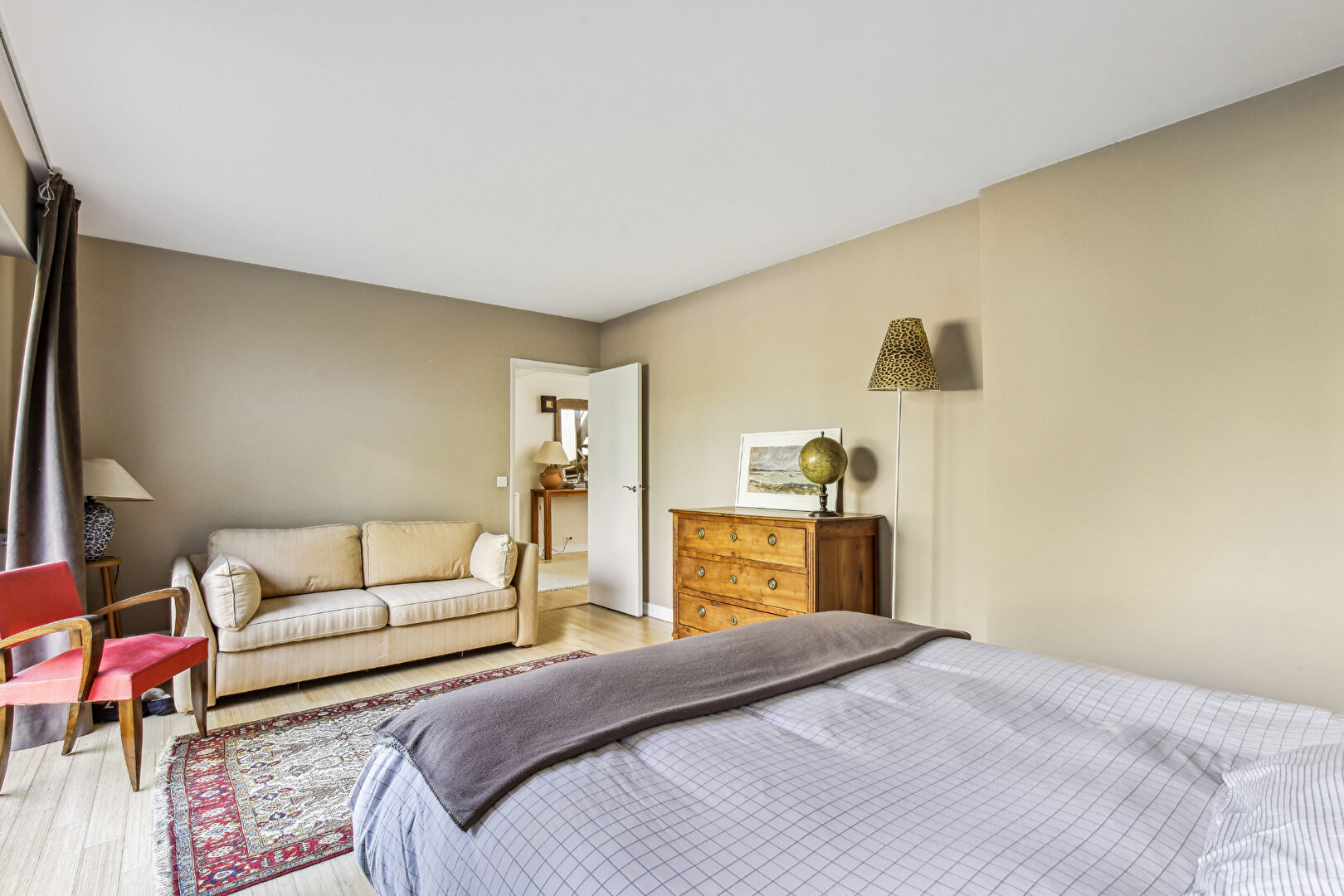 Maison d’architecte située à CHATOU avec 4 chambres de 184 m2 sur 914 M² de terrain à 11 mn du RER