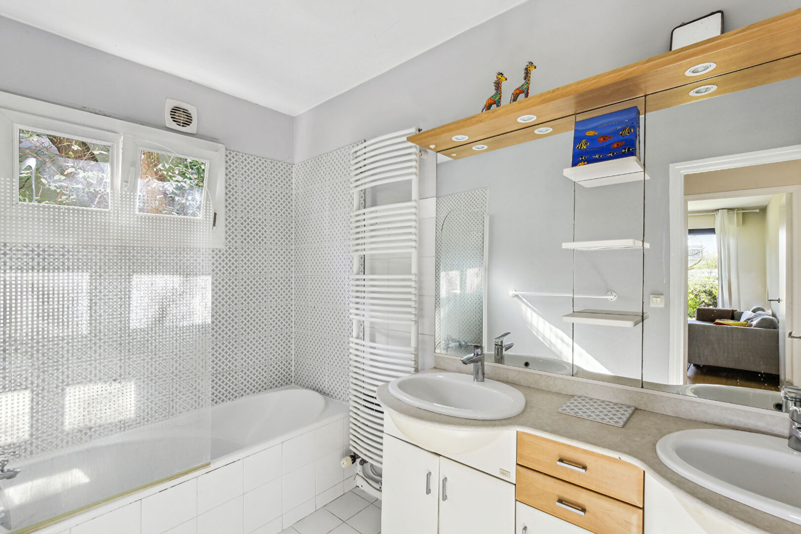Maison d’architecte située à CHATOU avec 4 chambres de 184 m2 sur 914 M² de terrain à 11 mn du RER