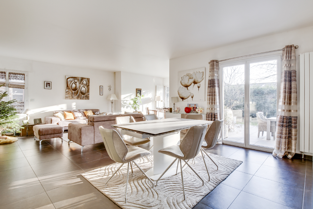 MAISON située à CHATOU à 15 mn du RER  de 185m² sur un terrain de 823 m²