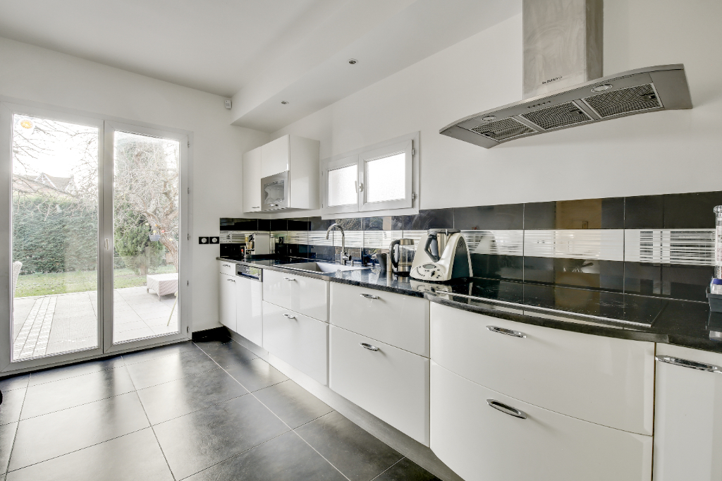 MAISON située à CHATOU à 15 mn du RER  de 185m² sur un terrain de 823 m²