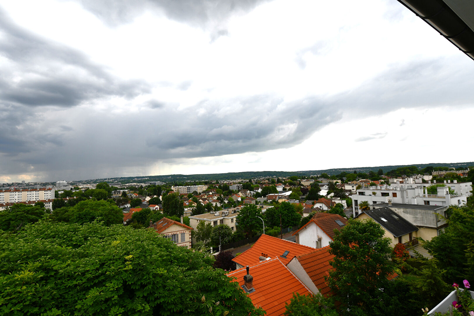 Appartement  situé  à CHATOU de 3 pièces  avec une vue panoramique et un box de 18 m²
