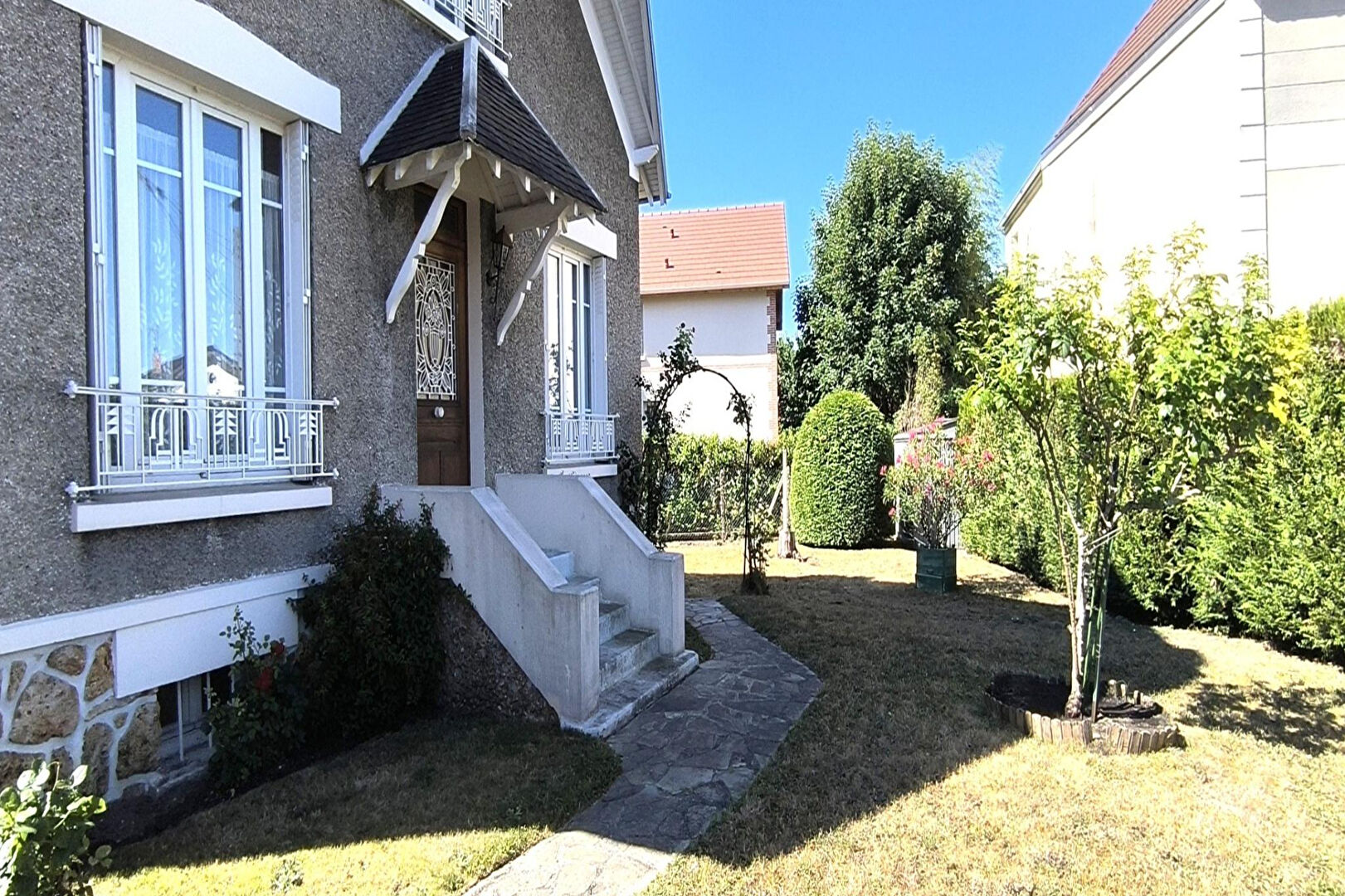 Maison située à Chatou avec 3 chambres sur 589m² de terrain.