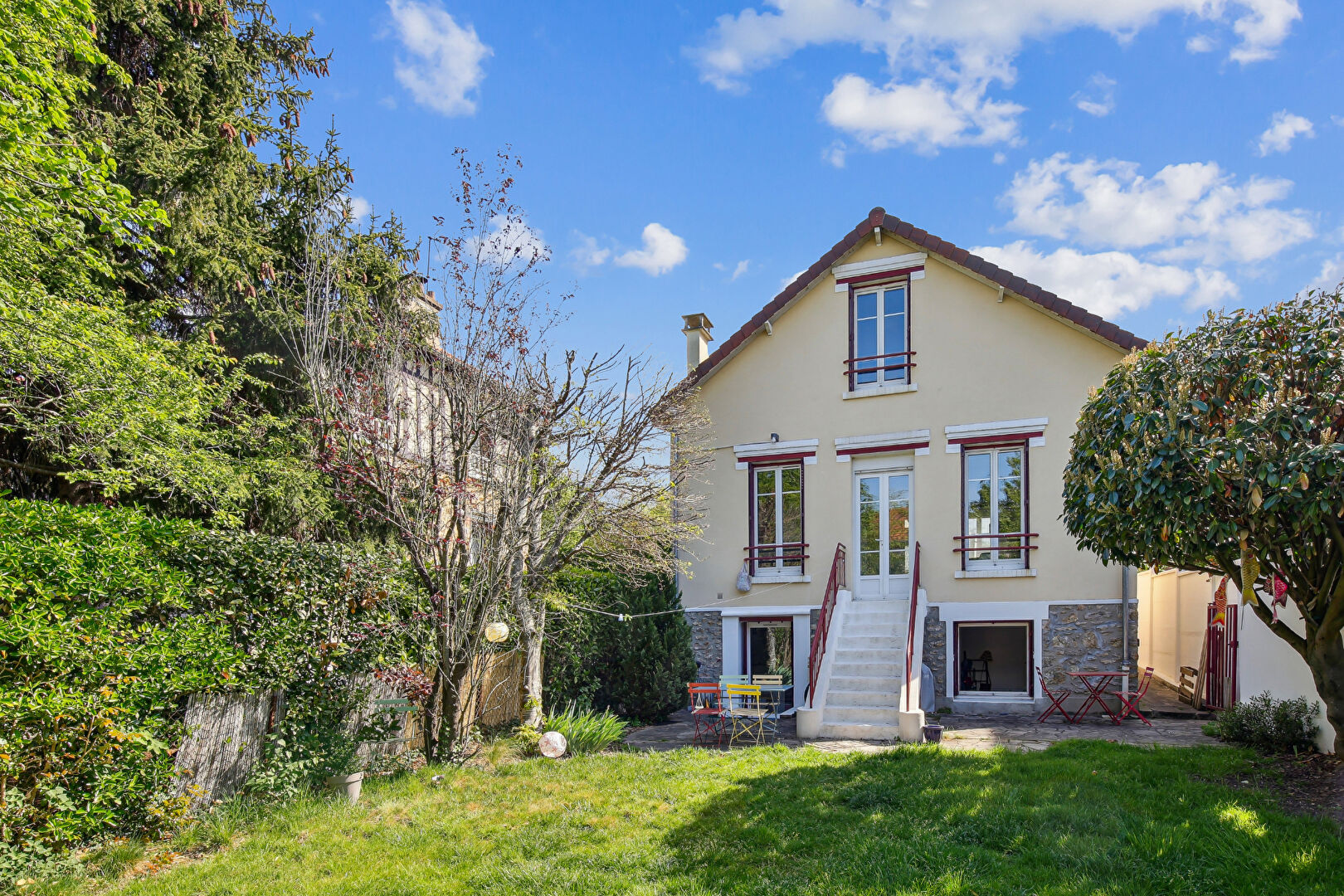 Maison située au VESINET avec 4 chambres de 138 m² sur un terrain de 264 m²