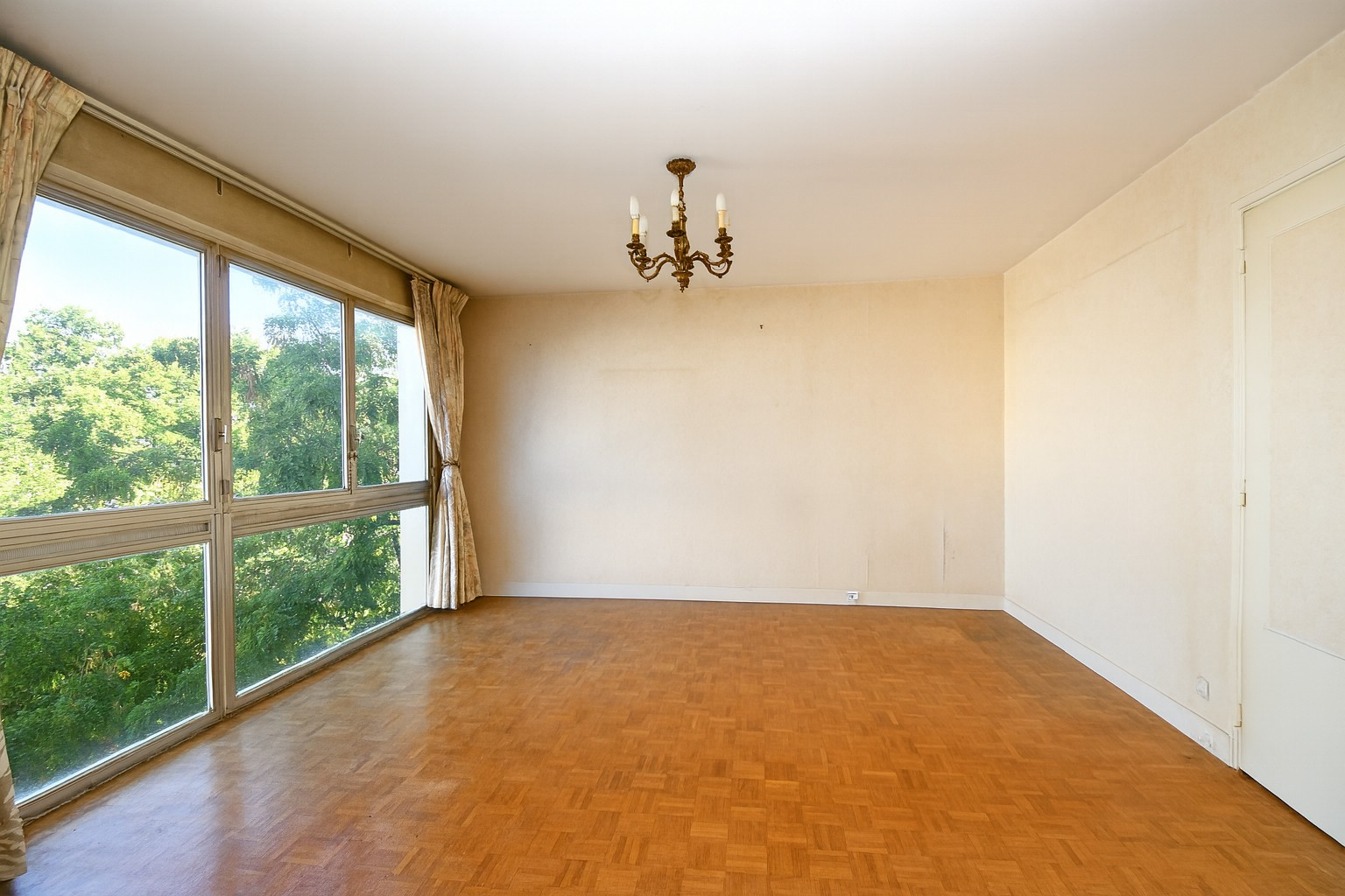 Appartement situé à Chatou 3 pièces de 69 m2 au 4ème étage avec ascenseur à 3 mn du RER