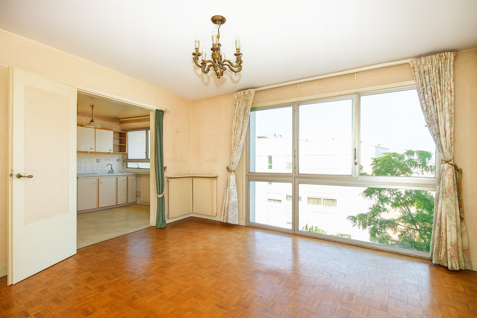 Appartement situé à Chatou 3 pièces de 69 m2 au 4ème étage avec ascenseur à 3 mn du RER