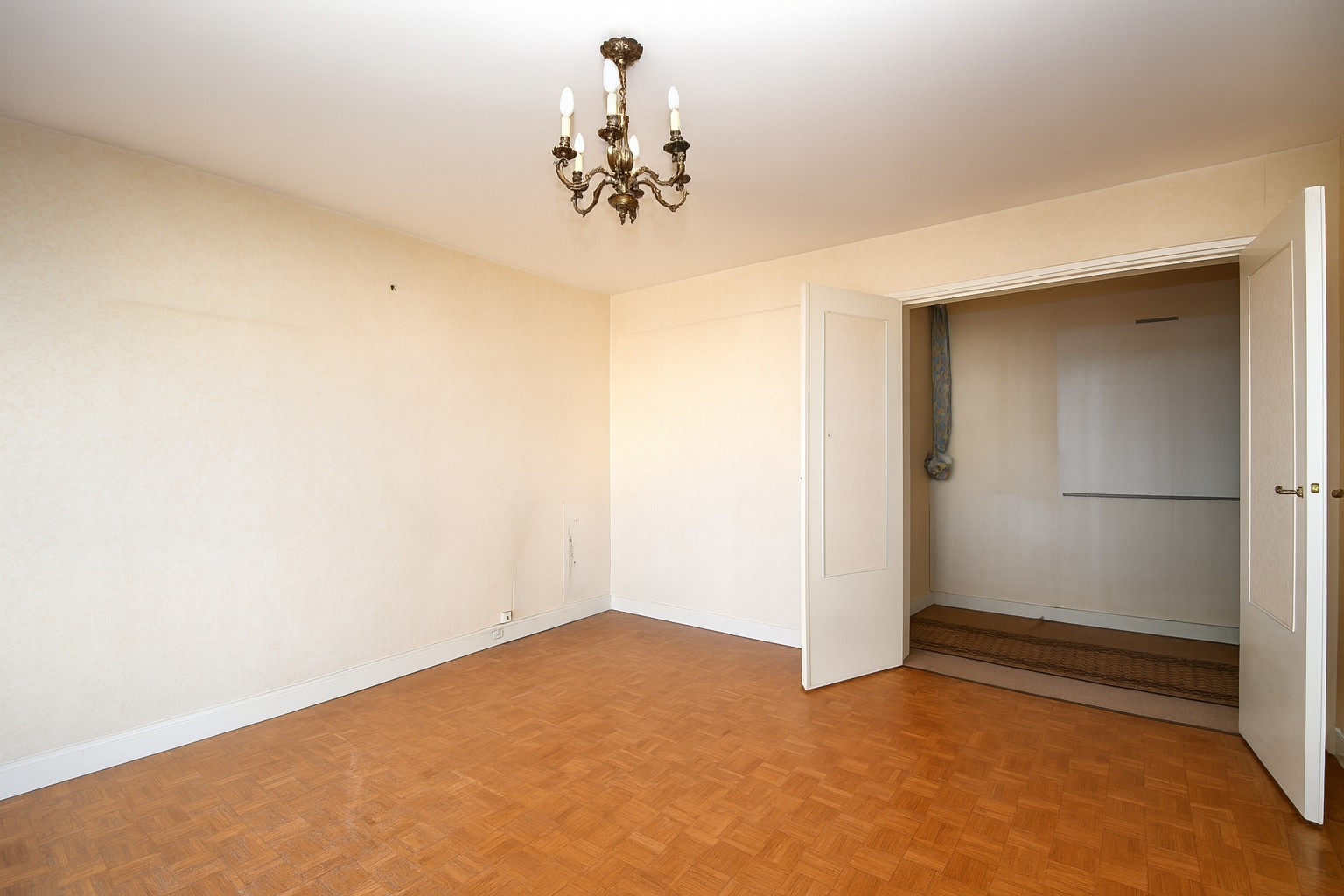 Appartement situé à Chatou 3 pièces de 69 m2 au 4ème étage avec ascenseur à 3 mn du RER