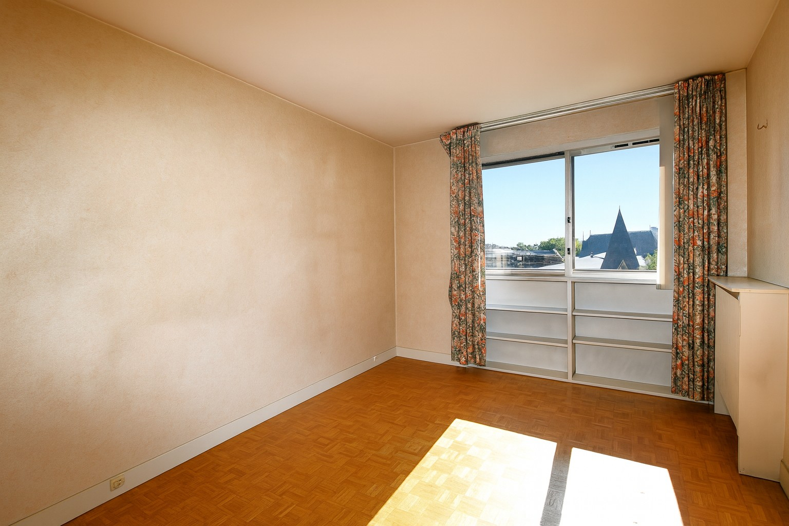 Appartement situé à Chatou 3 pièces de 69 m2 au 4ème étage avec ascenseur à 3 mn du RER