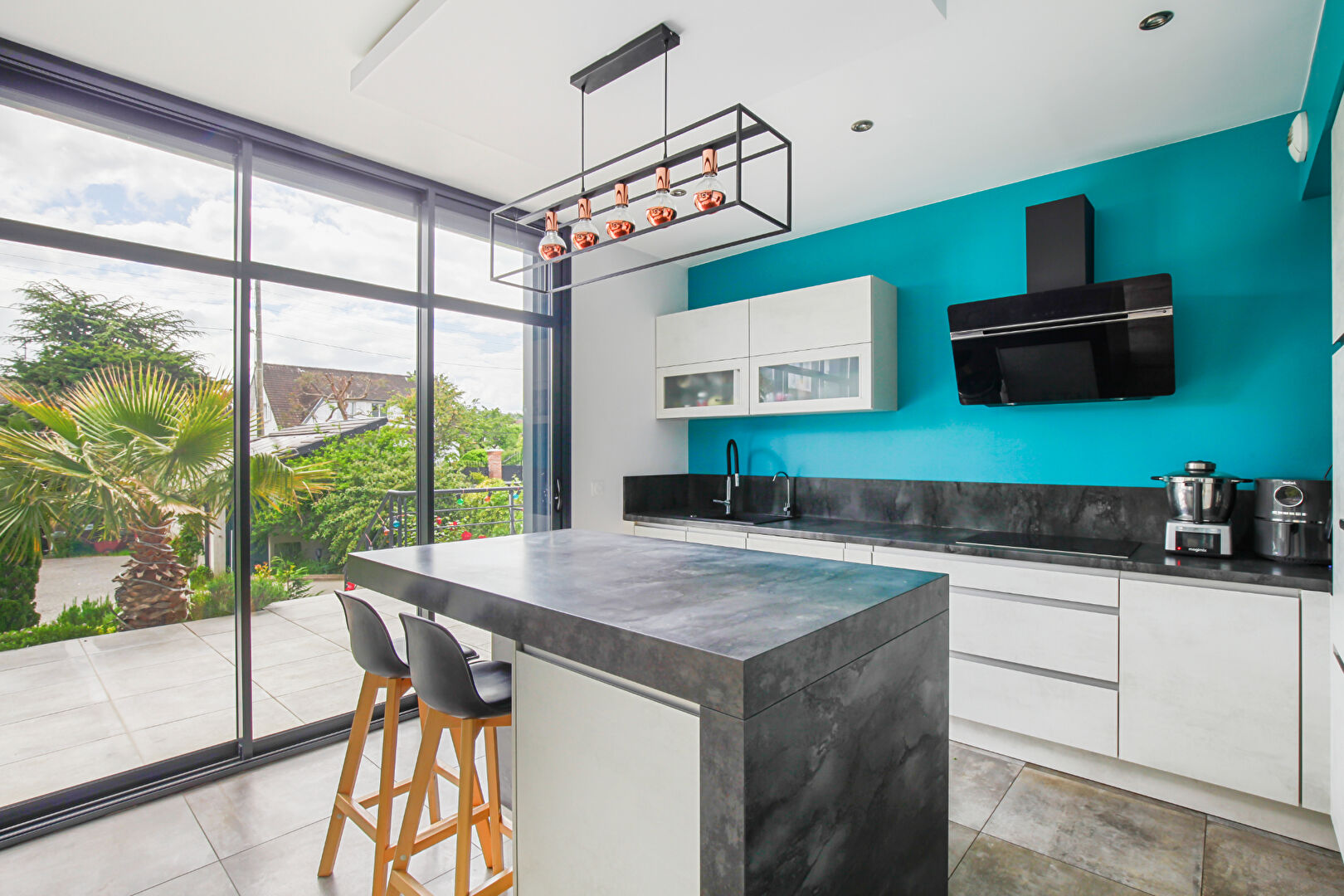 Maison contemporaine de 2018  –  207  m²  avec  de belles prestations, lumineuse sur un terrain de 722 m²