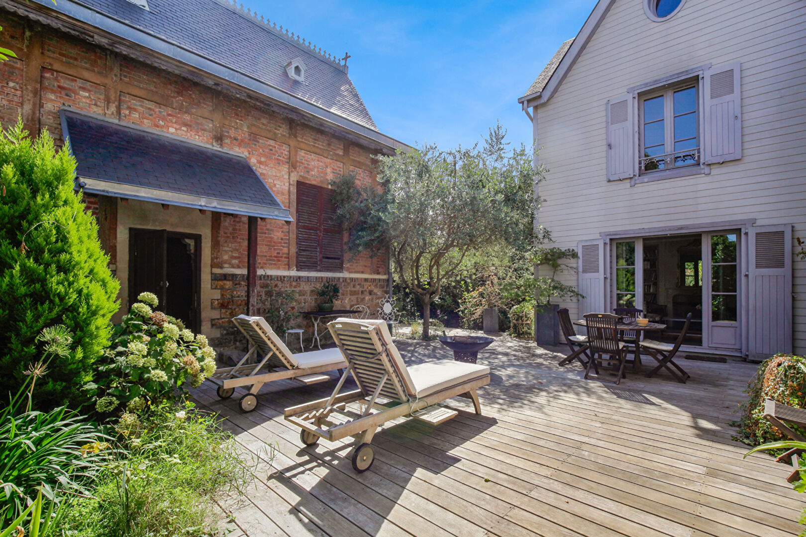 Maison située à Chatou à 4 mn du RER de  326 m2 au sol sur 503 m² de terrain