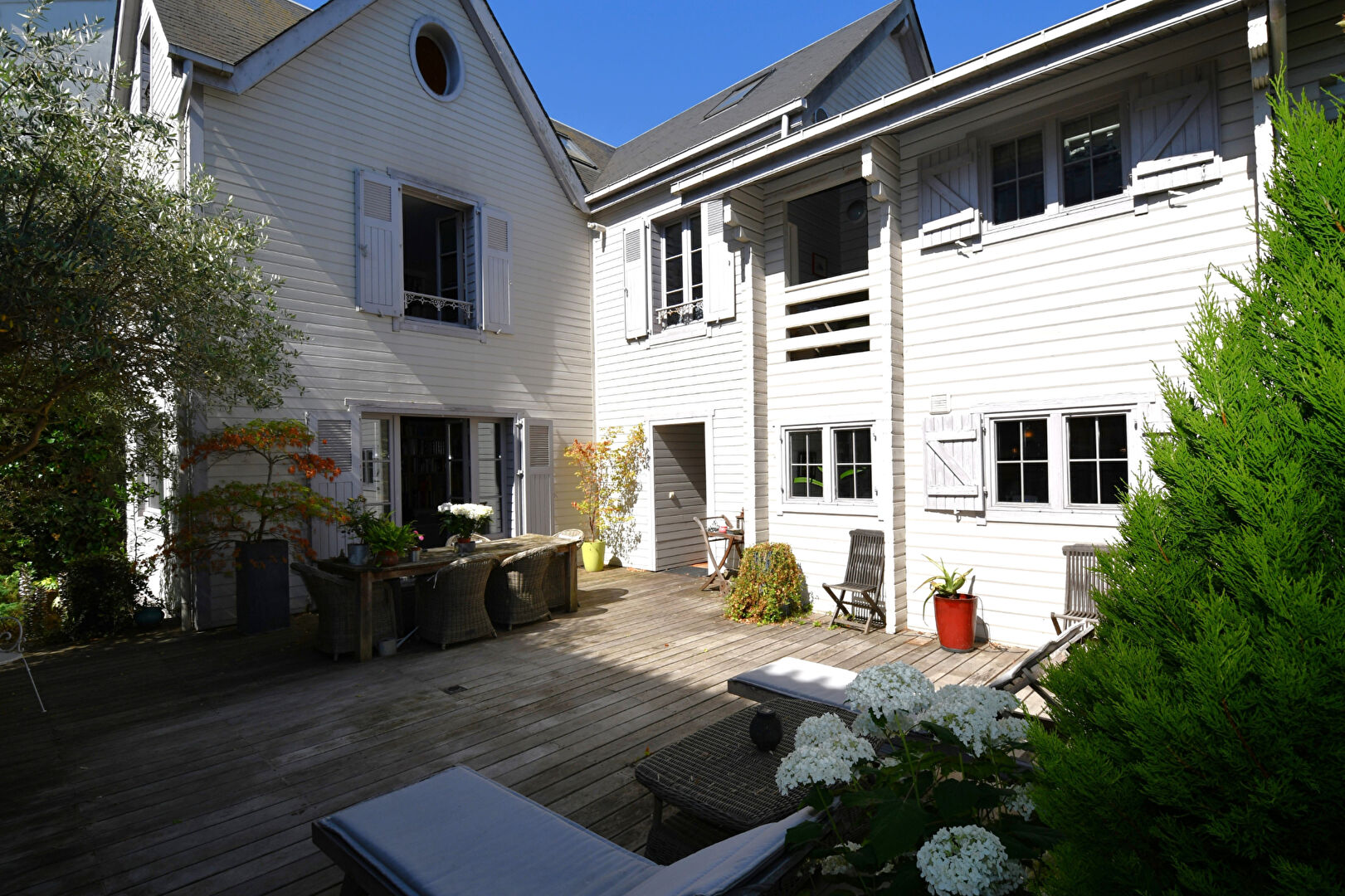 Maison située à Chatou à 4 mn du RER de  326 m2 au sol sur 503 m² de terrain
