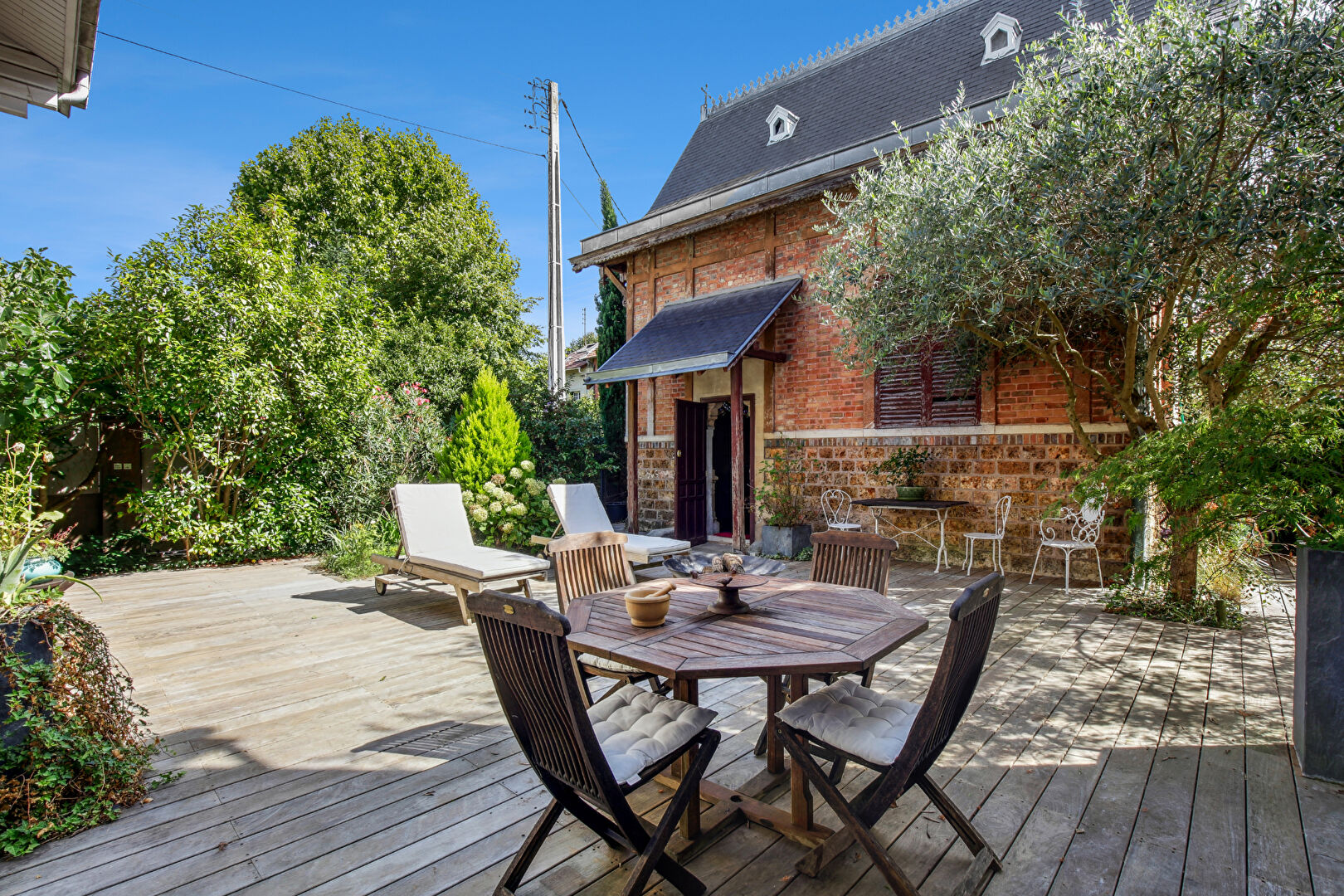 Maison située à Chatou à 4 mn du RER de  326 m2 au sol sur 503 m² de terrain