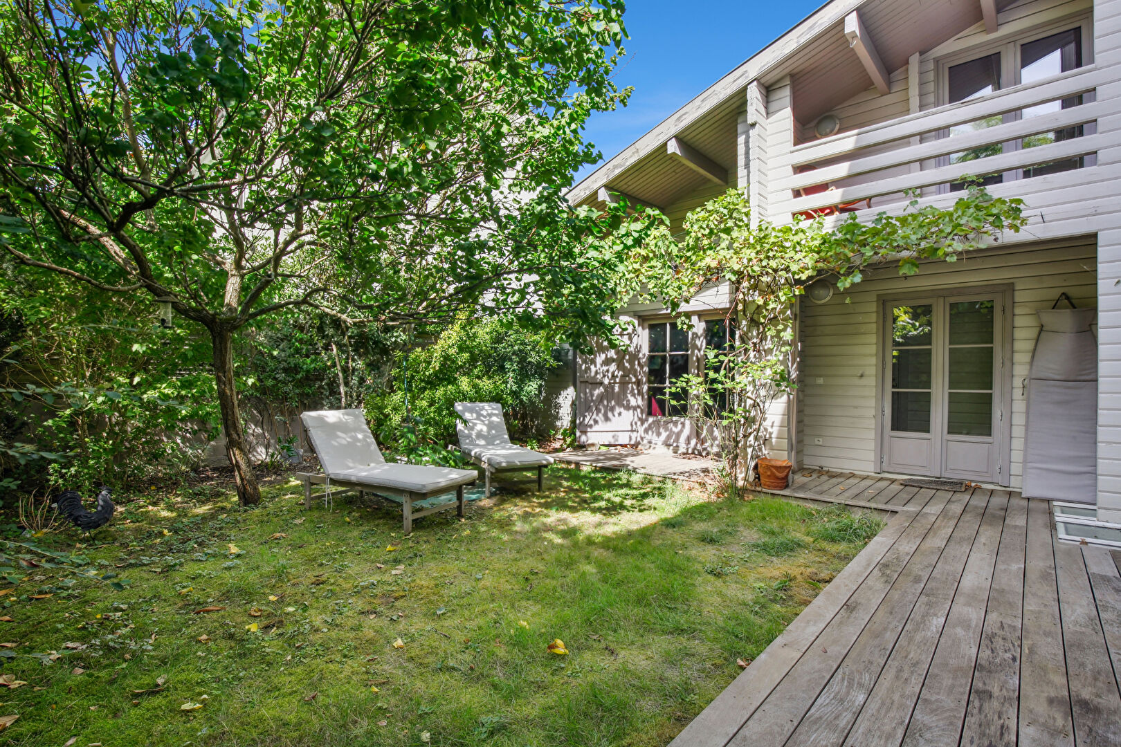 Maison située à Chatou à 4 mn du RER de  326 m2 au sol sur 503 m² de terrain