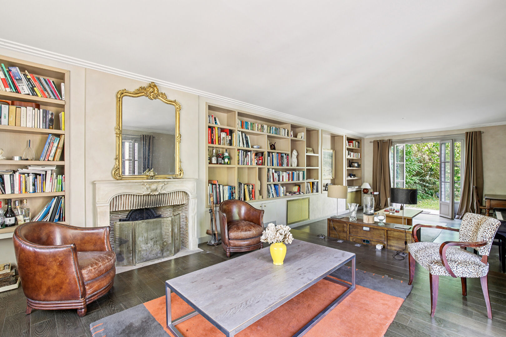 Maison située à Chatou à 4 mn du RER de  326 m2 au sol sur 503 m² de terrain