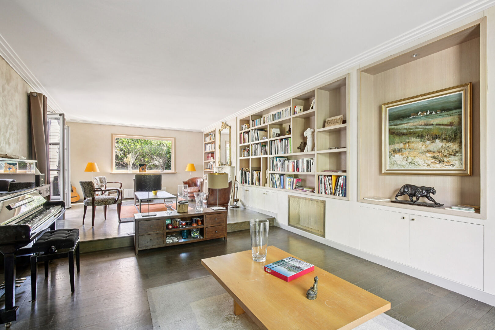 Maison située à Chatou à 4 mn du RER de  326 m2 au sol sur 503 m² de terrain