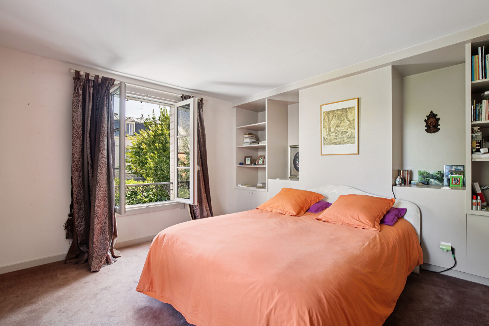 Maison située à Chatou à 4 mn du RER de  326 m2 au sol sur 503 m² de terrain