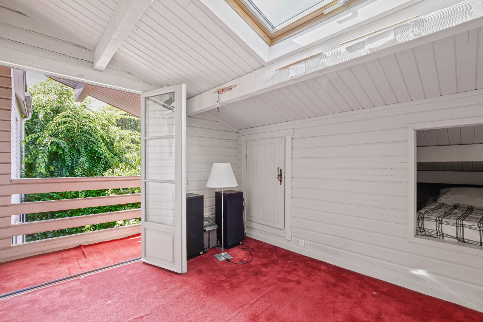 Maison située à Chatou à 4 mn du RER de  326 m2 au sol sur 503 m² de terrain