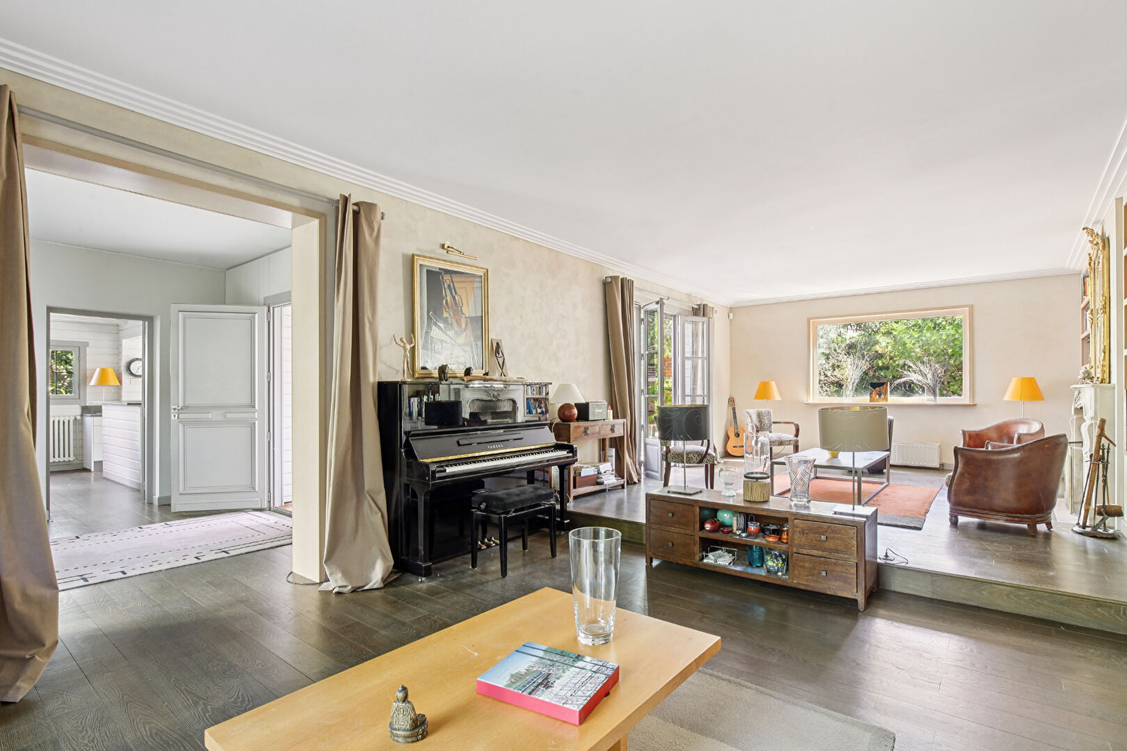 Maison située à Chatou à 4 mn du RER de  326 m2 au sol sur 503 m² de terrain
