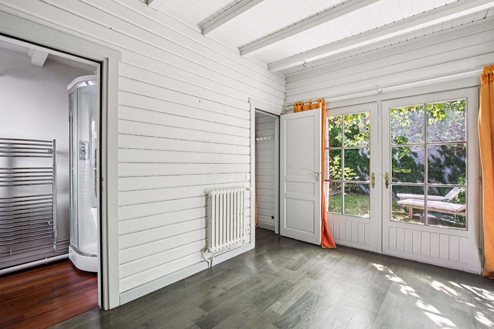Maison située à Chatou à 4 mn du RER de  326 m2 au sol sur 503 m² de terrain