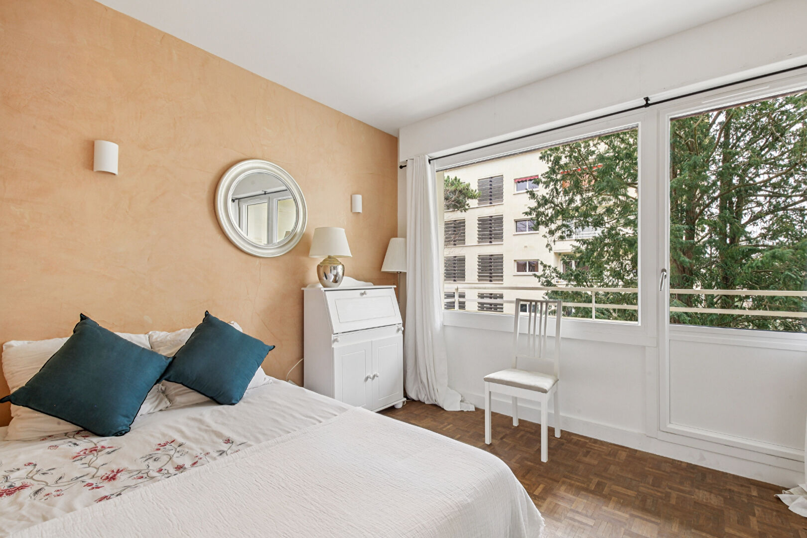 BAS DE CHATOU à 3 mn du RER appartement 5 pièces de 124.54 m² avec 3 chambres, balcon, ascenseur