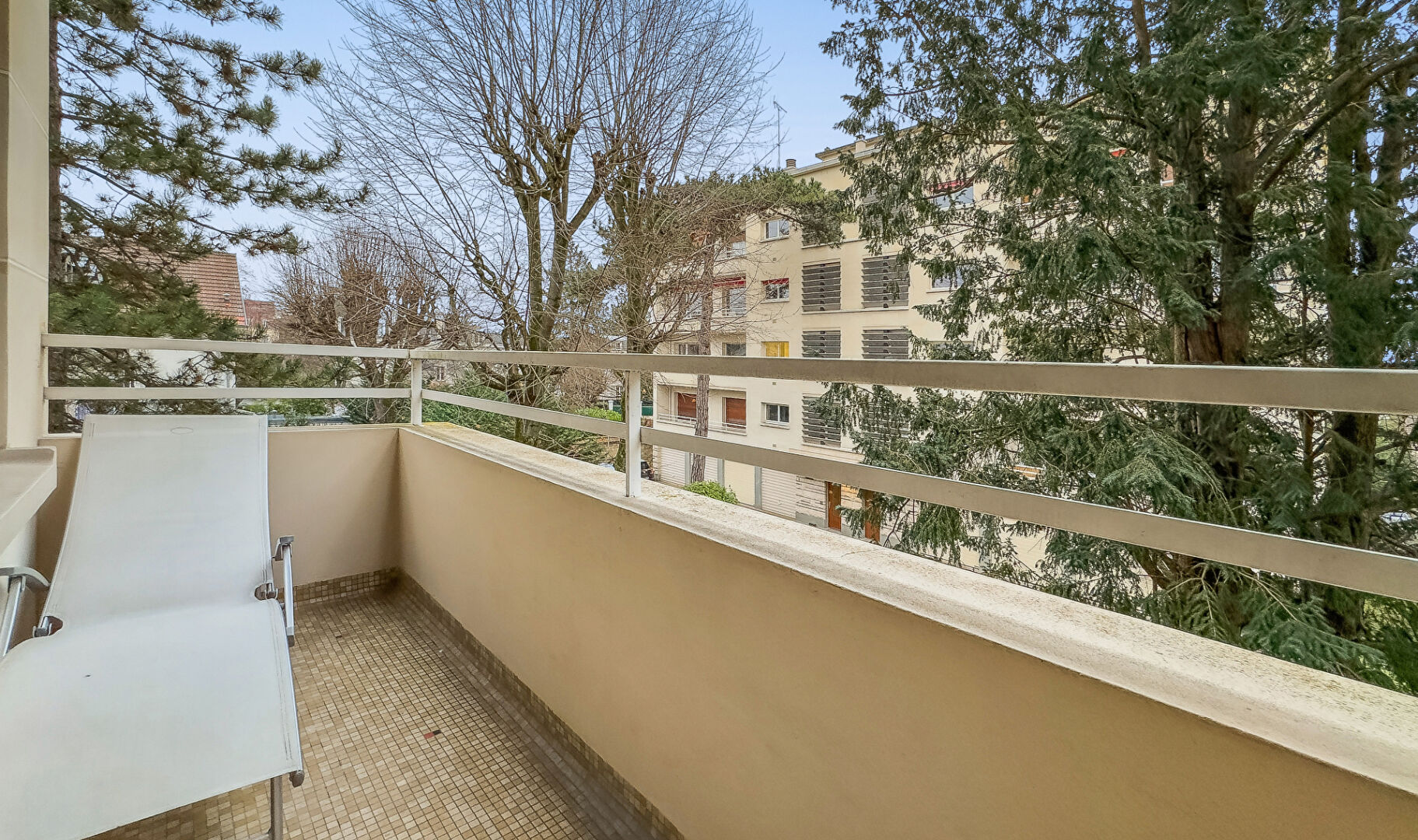 BAS DE CHATOU à 3 mn du RER appartement 5 pièces de 124.54 m² avec 3 chambres, balcon, ascenseur