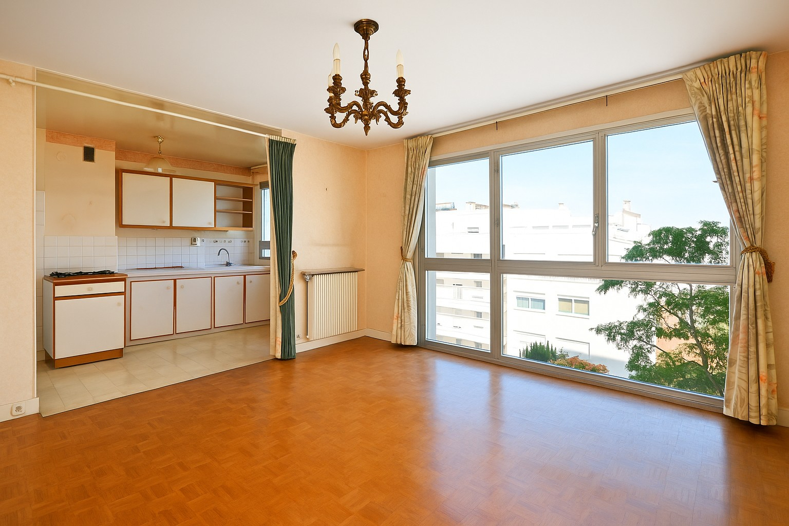 Appartement situé à Chatou 3 pièces de 69 m2 au 4ème étage avec ascenseur à 3 mn du RER